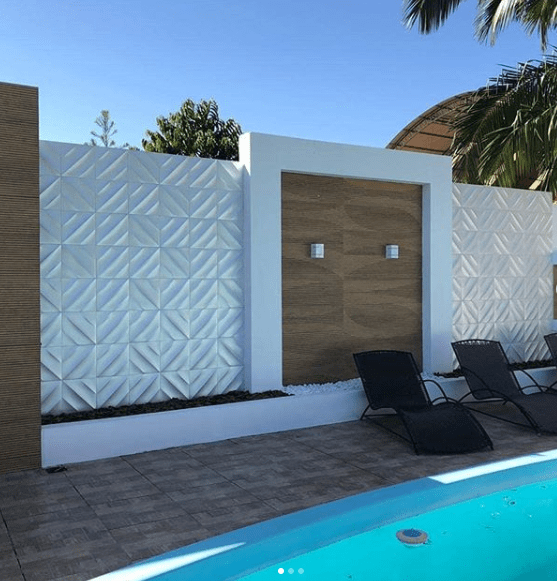 DECORATIVE COVERING FOR SWIMMING POOL